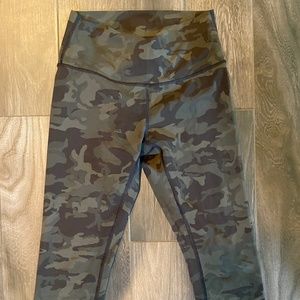 Lululemon Wunder Under Camo 21' Size-6